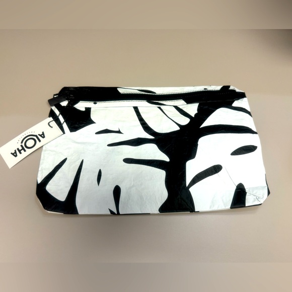 Aloha Collection Mid Pouch (Monstera) - Picture 4 of 6